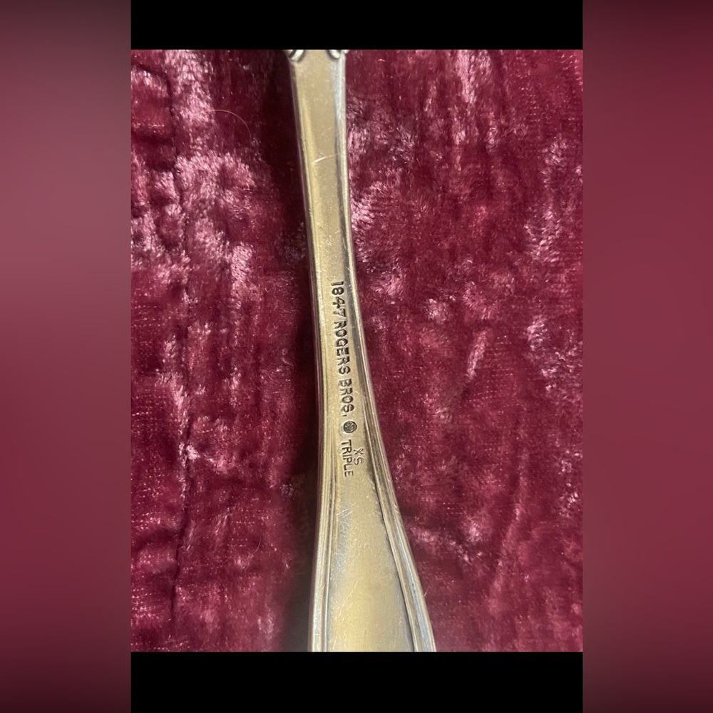 Vintage 1947 Rogers Bros XS Triple Ornate Fork #7915 - Picture 7 of 12